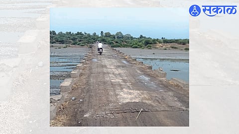 Broken walls and dilapidated condition of the bridge.