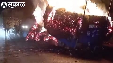Nashik Fire Accident: चारा वाहतूक करणाऱ्या कडब्याला आग; अथक प्रयत्नांनंतर आग आटोक्यात
