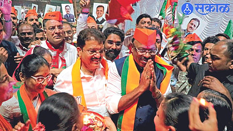 State President Chandrasekhar Bawankule while interacting with the public in BJP's 'Sampark Te Samtar' campaign.