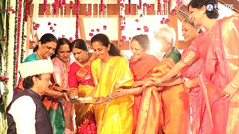Bhaubeej 2023 : राजकीय मतभेद विसरुन सुप्रिया सुळेंनी केलं अजित पवारांना औक्षण