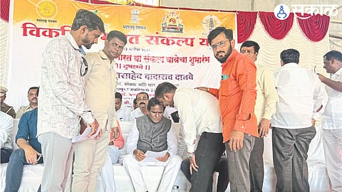 Officials of the Computer Operators Association giving a statement of demands to Union Minister Raosaheb Danve.