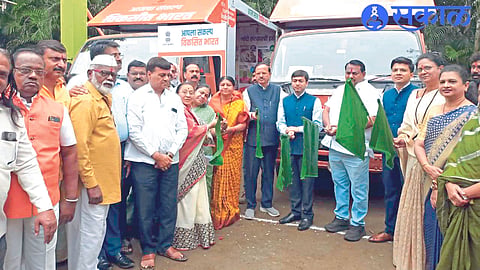 While showing the green flag for the Developed India Sankalp Yatra, MP Dr. Subhash Bhamre. Mayor Pratibha Chaudhary, Collector Abhinav Goyal, Commissioner Amita Dagde-Patil, CEO Shubham Gupta, Gajendra Ampalkar etc.
