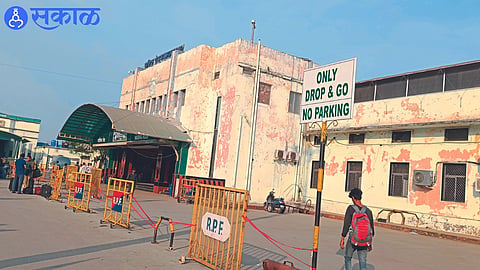 A sign posted outside a railway station.