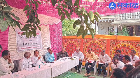 MLA Chimanrao Patil while guiding the canal advisory committee meeting. Neighbor officials and government officials.