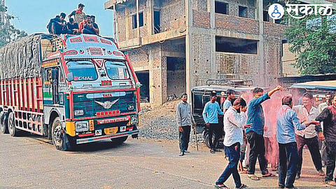 Farmer Sagar Patil took out a procession of a vehicle loaded with bananas from the farm to the village.