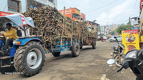 क्षमतेपेक्षा जास्त ऊस वाहतूक; अपघात झाल्यास जबाबदार कोण ?