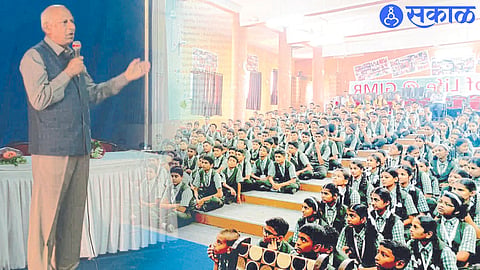 In a program organized at Godavari CBSE School, while informing the students about 'ISTRO', Dr. Chandramouli Joshi.