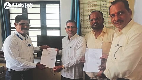 Group Education Officer Sanjay Kusalkar, Extension Officer Sunil Marwadi felicitating script reader Suresh Shelke.