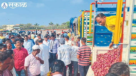 MLA Dilip Bankar while starting the onion auction. Neighboring farmers.