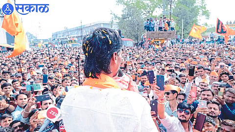 Maratha warrior Manoj Jarange Patil speaking at a meeting on Bhusawal Chauphuli. Members of society present in front.
