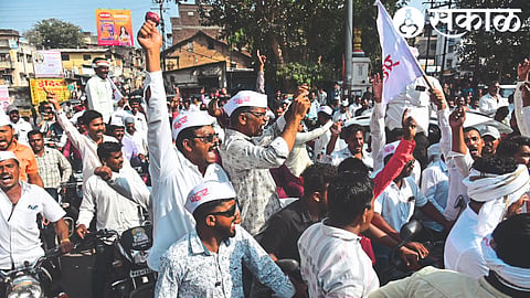 Union Minister of State against onion export ban. Activists of Prahar organization and farmers taking march to Bharti Pawar's house.