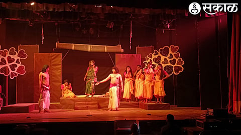 Scenes from the play 'He Kashanen Dhundi Aali'.