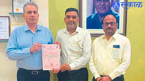 Dr. Hemraj Kumawat with patent certificate. Adjacent Director Dr. J.B. Patil, Deputy Director Dr. Pramod Devare.