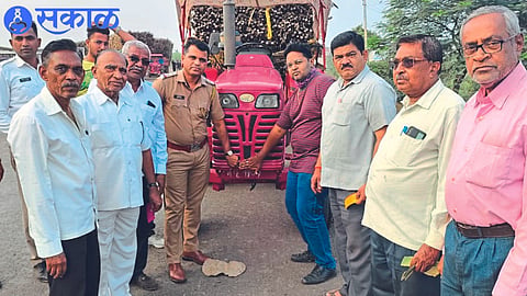 Members of a collaboration social group putting radium stickers on vehicles. Neighbor Police Inspector Rahul Kumar Pawar, R. O. Magre, Ashok Suryavanshi, Ramesh Kumar Bhat etc.
