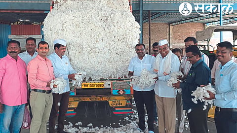 Ganesh Patil, Pramod Sonar, Rajaram Sonar, Vijay Patil, Yogesh Walnedkar etc. at the inauguration of cotton procurement center on behalf of CCI in Gajanan Ginning.