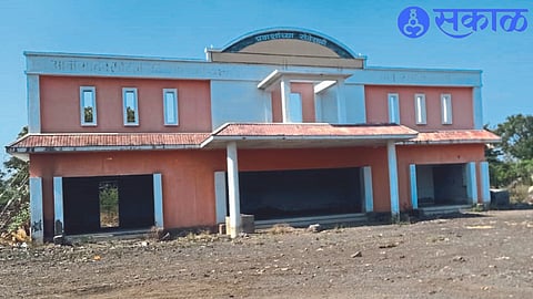 Awaiting the inauguration of the bus station built on the basis of 'BOT'.