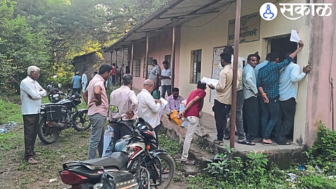 Crowd of farmers to file application at Taluka Agriculture Office.