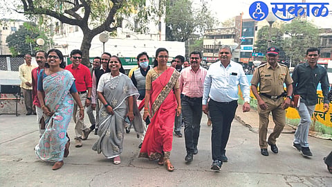On the occasion of 'No-Vehicle-Day' of Municipal Corporation, Commissioner Dr. while coming to office on foot on Wednesday. Vidya Gaikwad, Deputy Commissioner Ashwini Bhosale-Gaikwad, Nirmala Gaikwad-Pekhale, Chief Accounts Officer Chandrakant Wankhede etc.