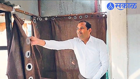 MLA Mangesh Chavan while removing curtains in 'dark room' in us cafe