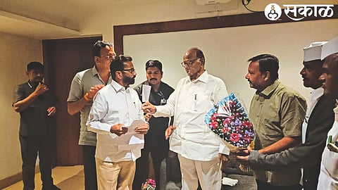 Laxman Mandala, Kondajimama Awad, Gokul Pingle and Shetkari giving a statement to Sharad Pawar.