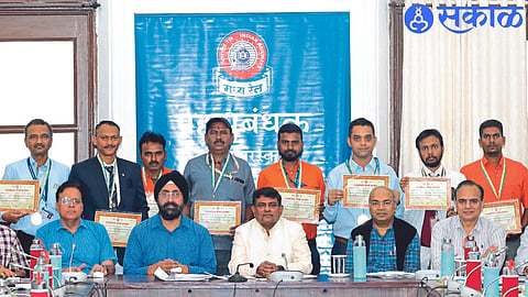 General Manager Ram Karan Yadav and other officials while giving 'General Manager Safety Award' to ten employees of Central Railway.