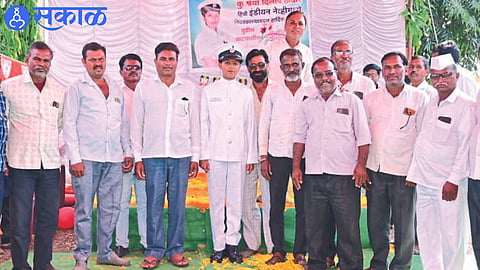 Villagers present to felicitate Shreya Dilip Thackeray who joined the Indian Navy as an Air Engineer.