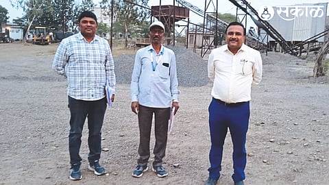 Tehsildar Nitin Kumar Deore, Mandal Adhikari Prakash Khotre, Talathi Namdev Pawar inspecting the stone crusher.