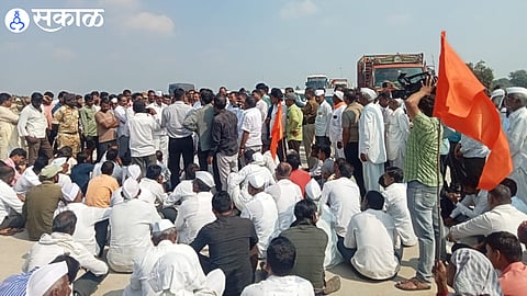 road Stop on samruddhi mahamarg of farmers of Sinnar for water of Nilwande nashik news