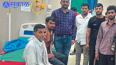 Forest ranger Dattatray Londhe, Forest Guard Akshay More, Police Patil Mahadev Zalte, Yogesh Borse etc. came to question the youth who was injured in the leopard attack at the district hospital.