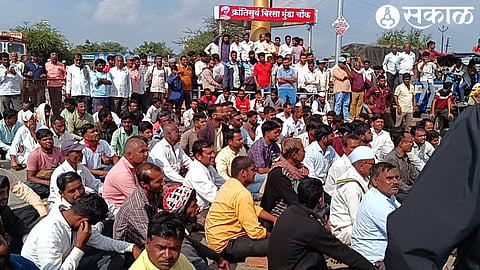 Nashik Onion Crisis Angry farmers block road in Vani due to fall in onion prices
