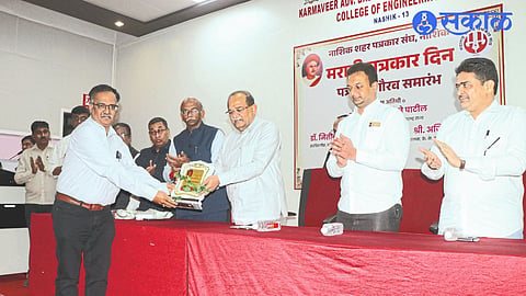 Revenue Minister Radhakrishna Vikhe Patil felicitating Deputy Editor of Dai.Sakaal Prashant Kotkar at the Journalist Award Ceremony organized by Nashik City Journalists Association.
