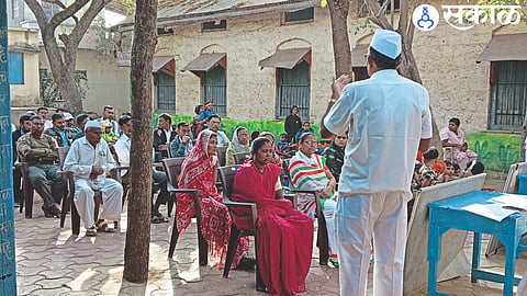 Center Principal Ramrao Patil while guiding the parents of the villagers in the educational village meeting.