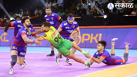 Pro Kabaddi: पटना पायरेट्सची झुंज अपयशी! अवघ्या १ पॉईंटने दबंग दिल्लीचा पटना पायरेटसवर संघर्षपूर्ण विजय