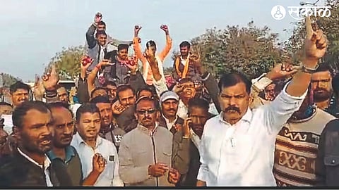 Farmers protesting against the cancellation of onion auction in the market committee of Lasalgaon on Monday.