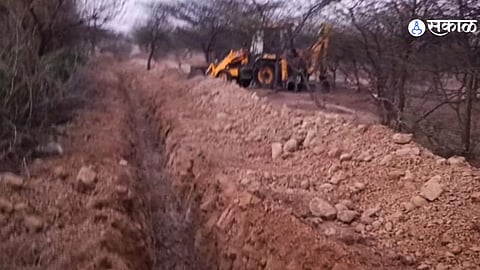 वनक्षेत्रातुन सुरु असलेले विनापरवाना खोदकाम.