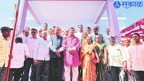 Jayakumar Rawal, Dr. present after changing the name of Rahimpure village . Subhash Bhamre, Narayan Patil and villagers.