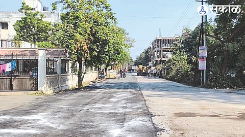 Asphalting work is in progress on the new concrete road between Jaihind Chowk and Indira Garden in the city.