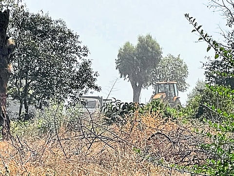 शासकीय जमिनीत अतिक्रमण करून बांधलेल्या अनधिकृत मदरस्यावर प्रशासनाचा हातोडा.