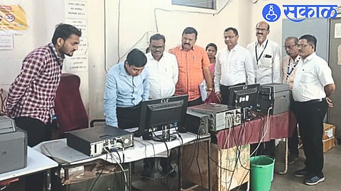 District Collector abhinav Goyal while inspecting the work of voter registration in the Election Branch at the Tehsil Office