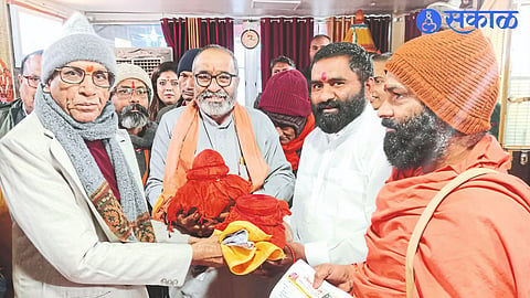 Swami Hariharanand, Br. Nageshwaranand and Shiva Angulgaonkar etc. while handing over the Kalash to the General Secretary of Sriram Mandir Trust Champat Rai.