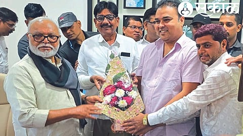 Minister Chhagan Bhujbal while felicitating the newly elected office bearers of Merchant Bank. Neighbors Suraj Patni, Chandrakant Kasar, Subhash Gangurde etc.