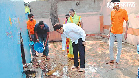 MLA Suresh alias Rajumama Bhole and activists during cleaning at Ichchadevi Chowk under 'Aapna Astha.. Aapna Mandir'.