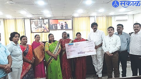 50 lakh assistance check received from government for wife of a municipal employee who died due to covid