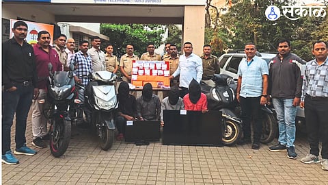 Four suspects and police officers, staff with stolen items.