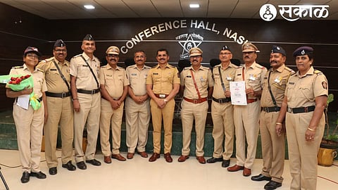 Deputy Commissioner of Police Chandrakant Khandvi, Assistant Commissioner Ambadas Bhusare along with officers and staff of Nashik City Police Commissionerate who retired from Maharashtra Police Service.