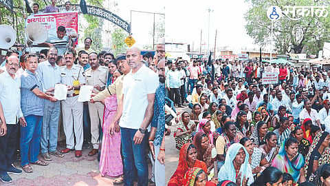 representative of 'We Bhadgaonkar' giving a statement to 'RTO' officials.