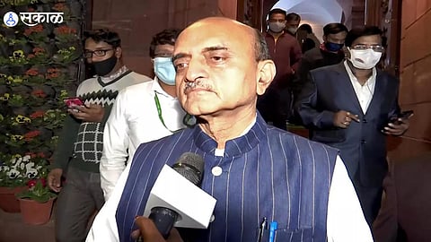 डॉ. कराड, आदर्श पतसंस्था घोटाळाप्रकरणी निर्देश
