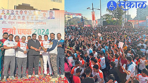 BJP officials and organizers distributing prizes to the winners of Namo Marathon. In the second photo, the contestants participating in the marathon.