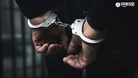 Cinematic Chase in Hadapsar: Accused Jumps from Police Van at Traffic Signal