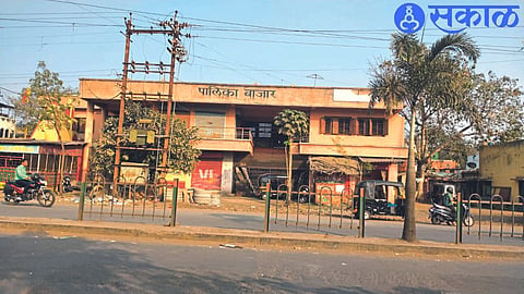 Closed municipal market complex.